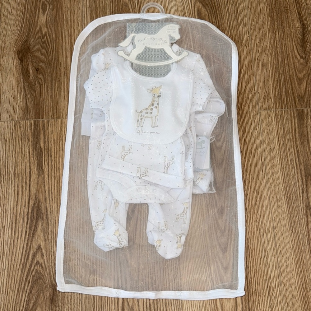 0-3 Months Giraffe Baby Outfit Set for Baby Shower - Picture 2 of 3